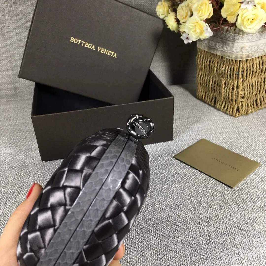 8651 Small Classic Dinner Bag ~~~Snake leather with ribbon ~~~Dense and slippery, not easy to fluff, can hold a small iPhone! Size: 16.5cm*10.5cm*6cm